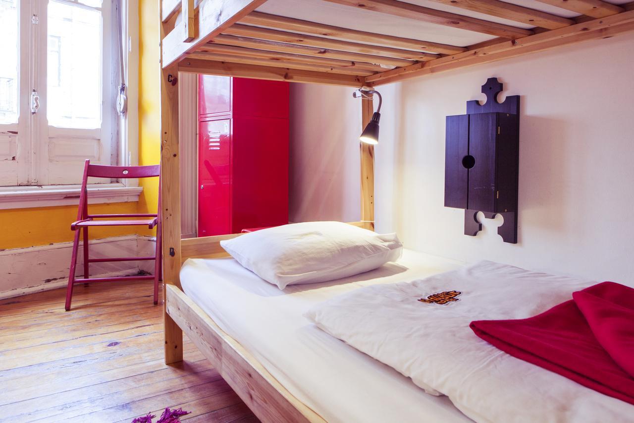Cama individual en dormitorio compartido de 5 camas
